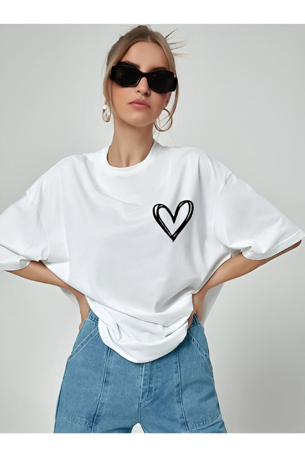 Minimal Kalp Baskılı Beyaz Oversize Tshirt