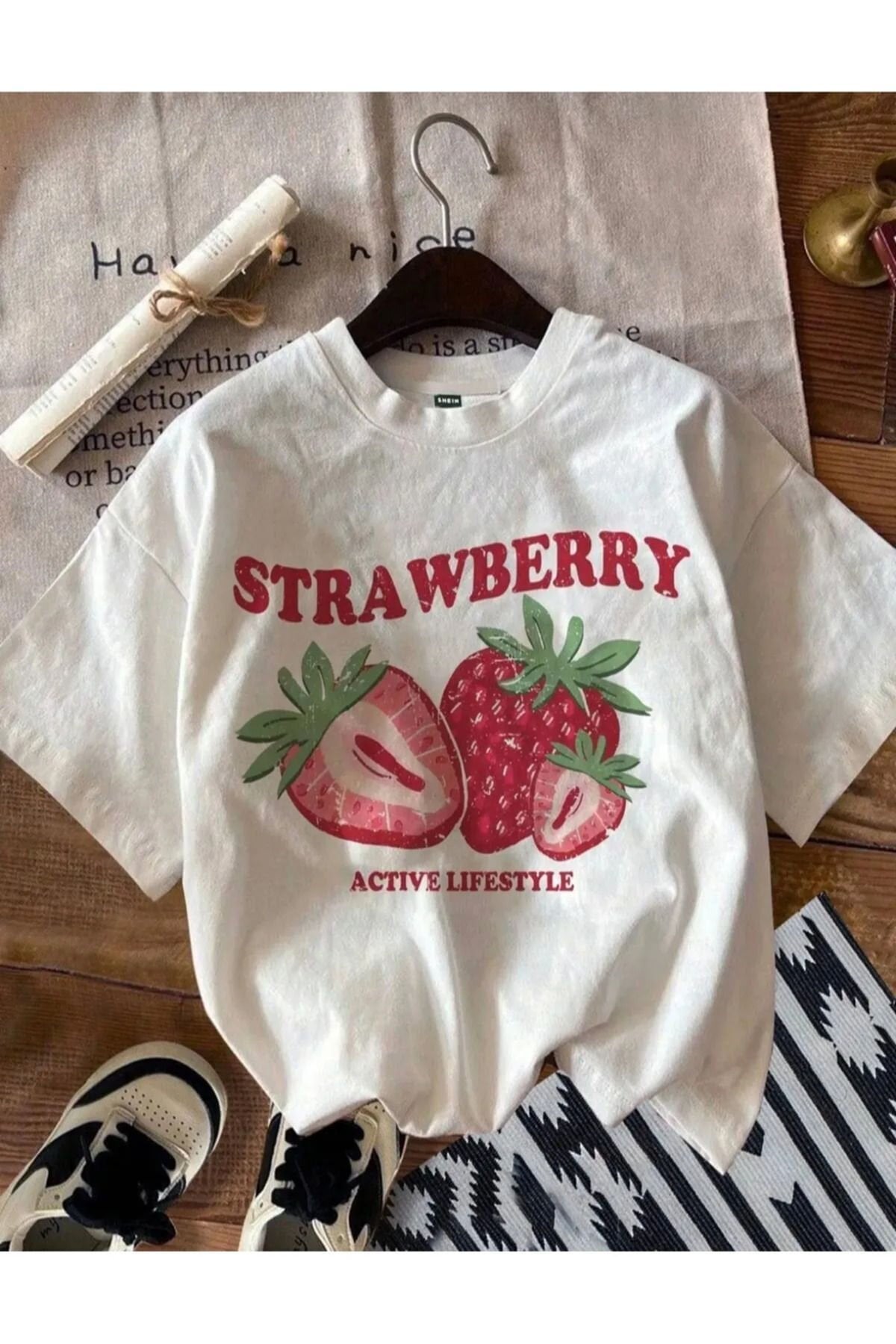 malkoçbey çilek baskılı oversize unisex basic t-şhirt