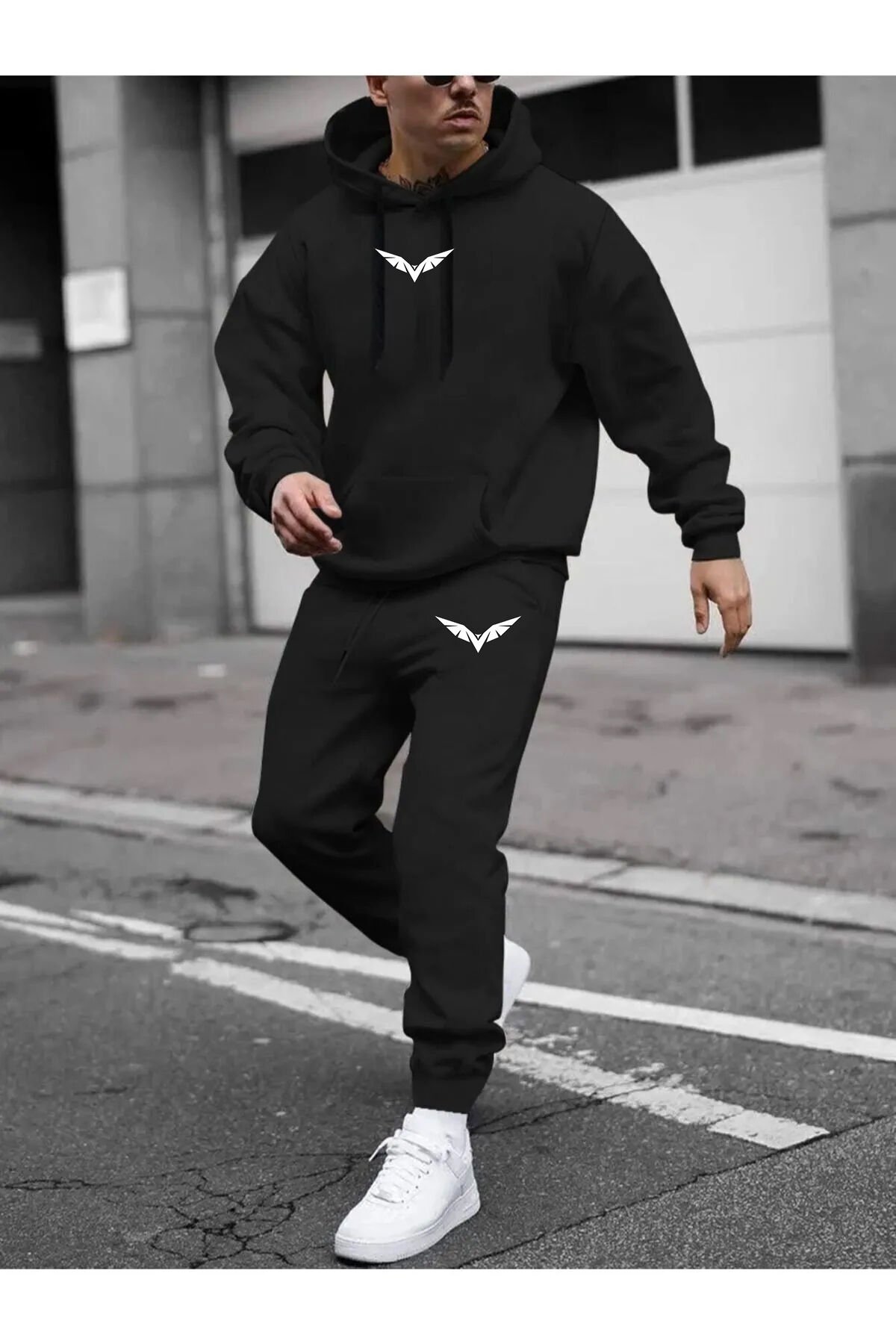 ön üst alt baskılı siyah kapşonlu sweatshirt ve siyah eşofman altı oversize